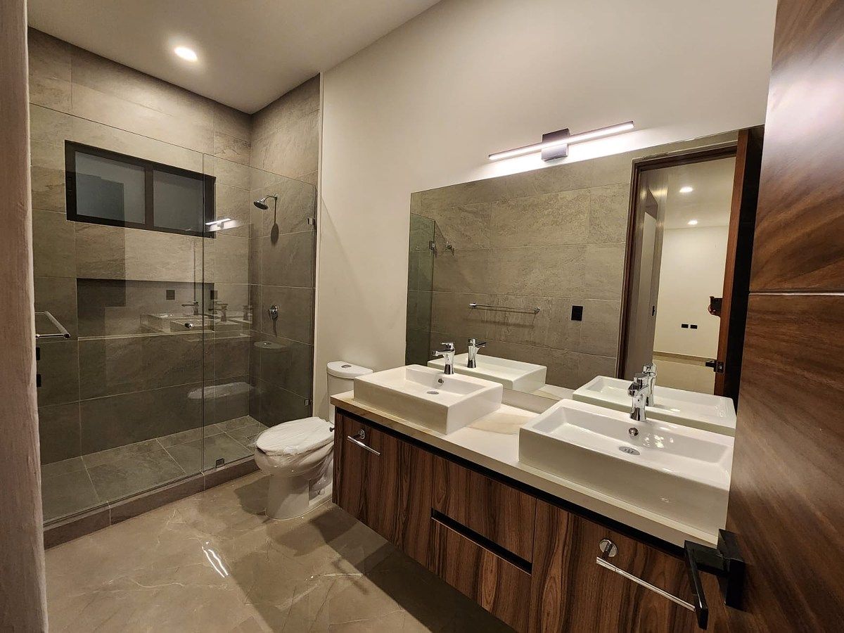 Casa de Lujo en Venta con Alberca, Jardín y 4 Recámaras en Lagos del Sol, Cancún