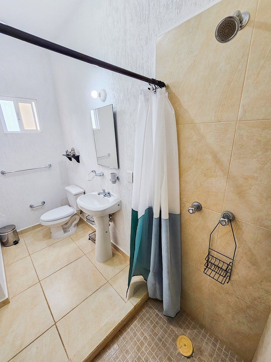 13 of 28: Baño de Recámara 1