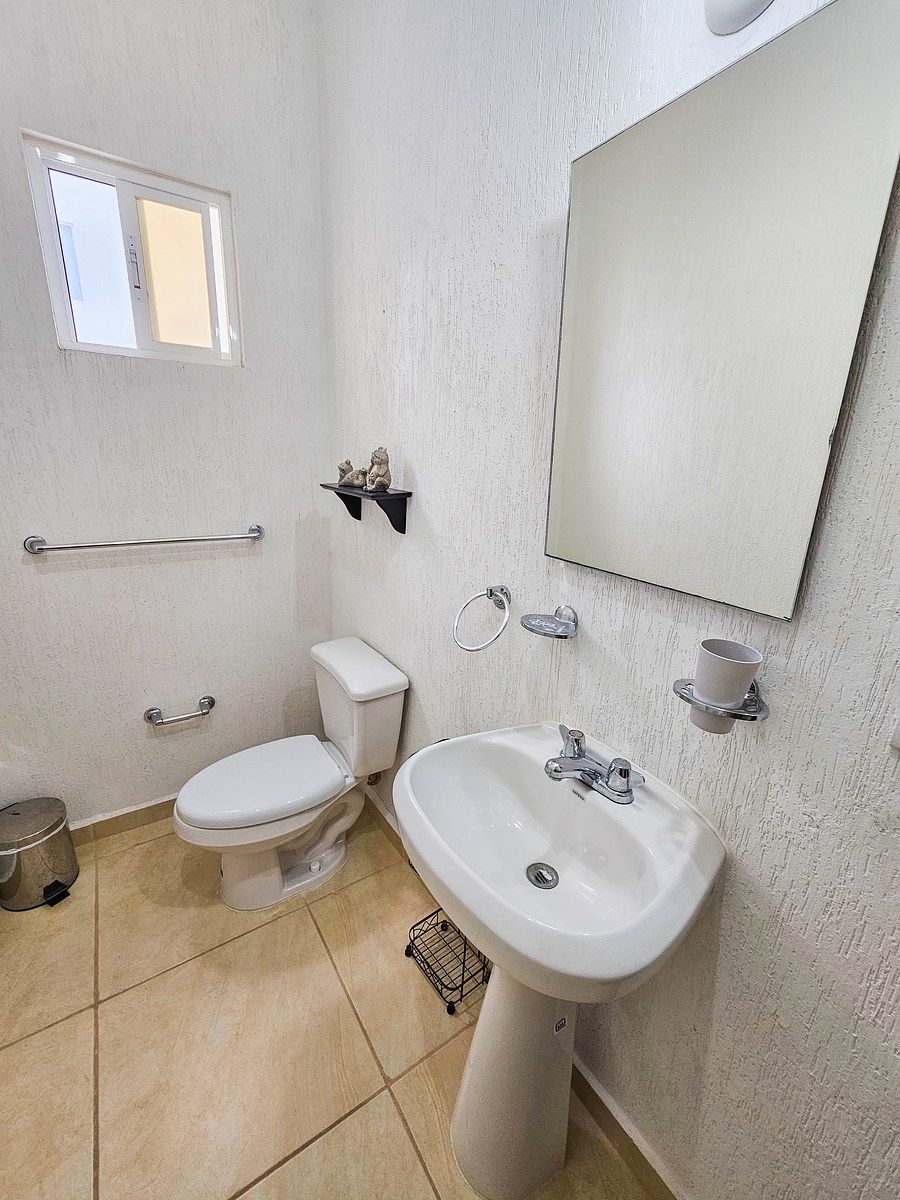 14 of 28: Baño en planta baja