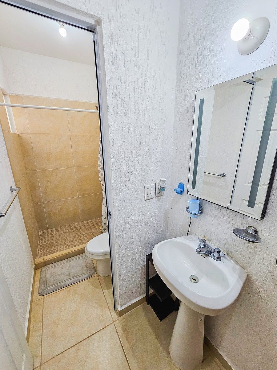 18 of 28: Baño de Recámara 2