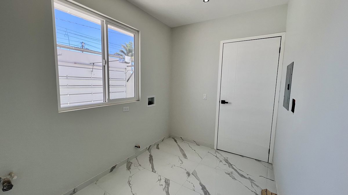 5 of 43: Cuarto de lavado en primer piso