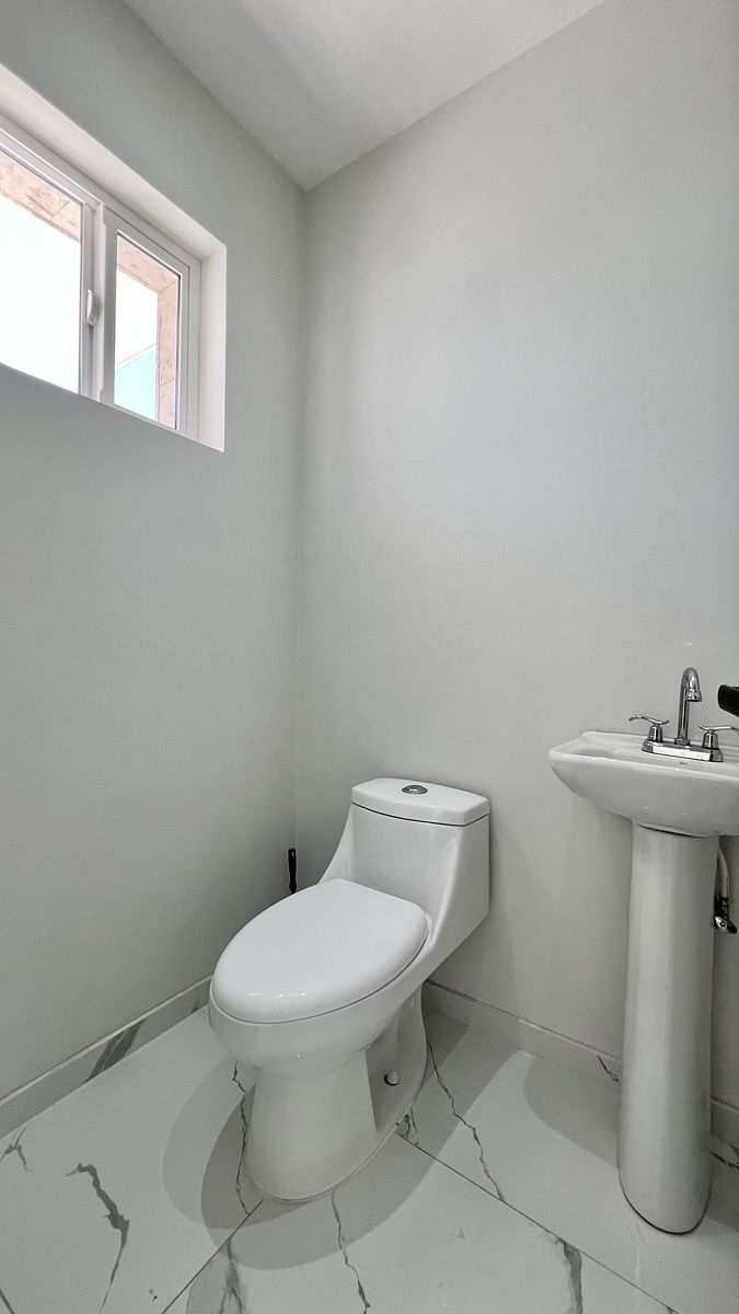 6 of 43: Medio bano en primer piso