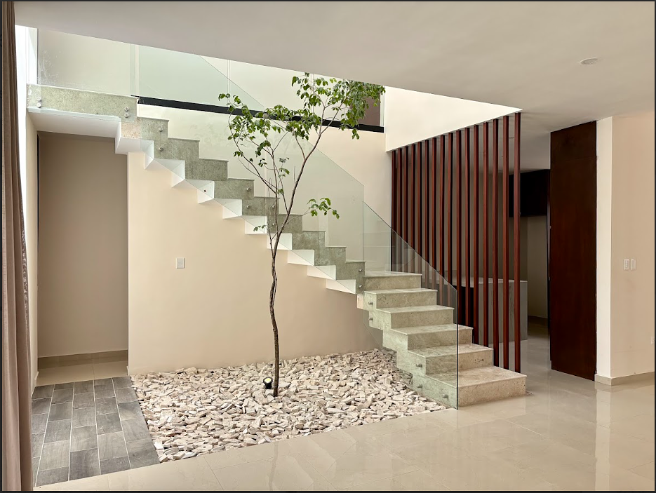 8 de 17: Escalera y Jardín Interior