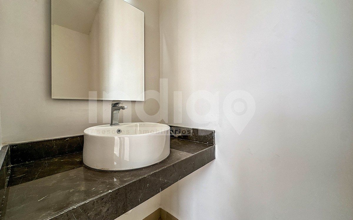 14 de 34: Baño de Visitas