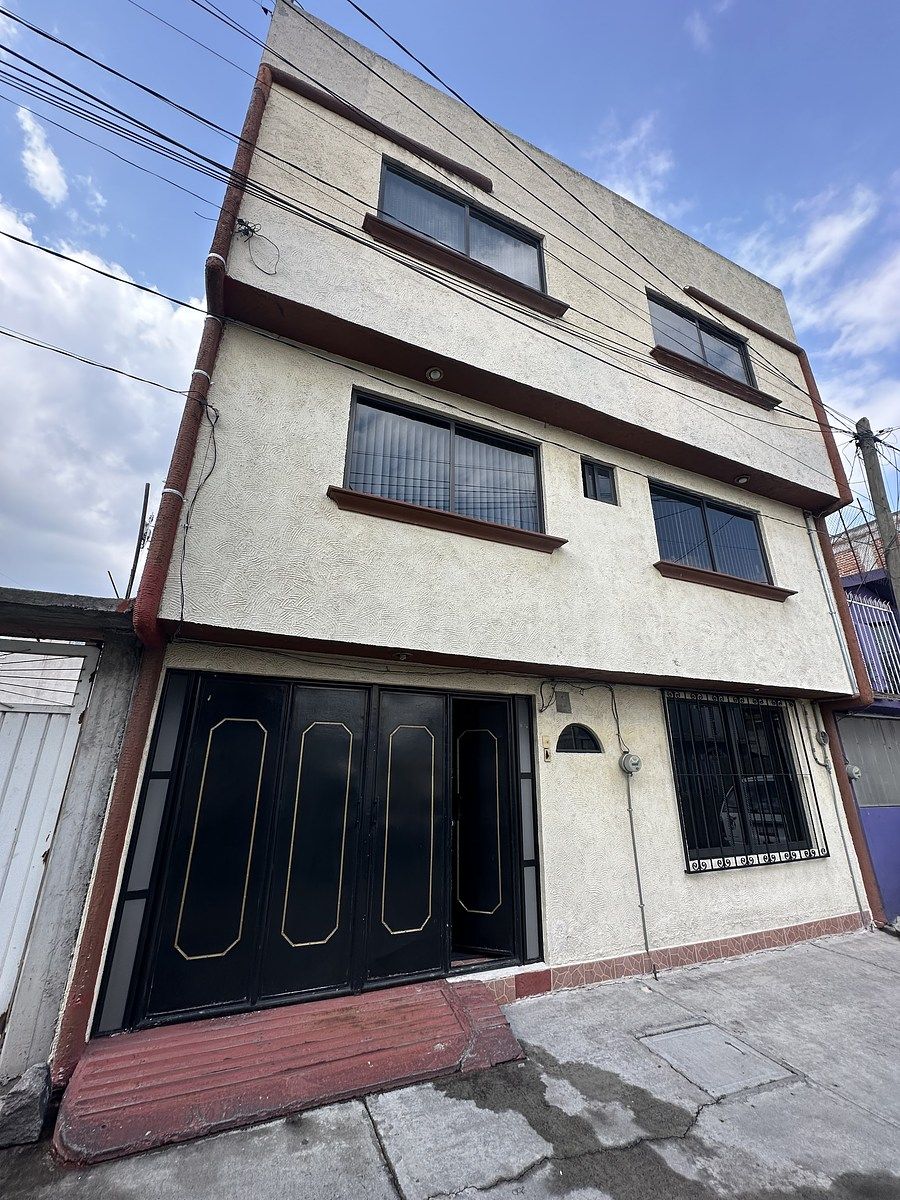 Casa sola Colonia Independencia con Departamento en último nivel