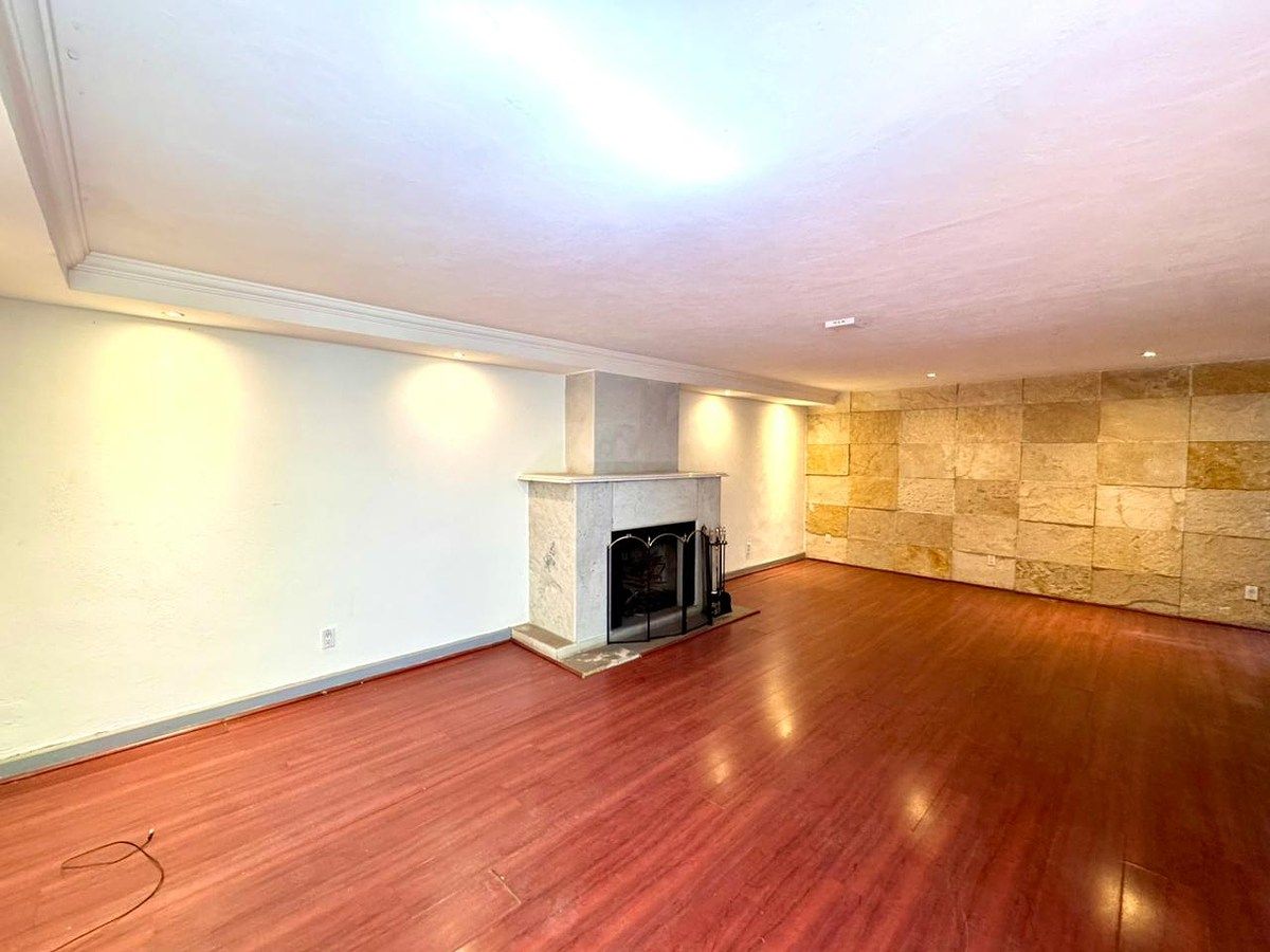 4 of 25: Estancia con Chimenea