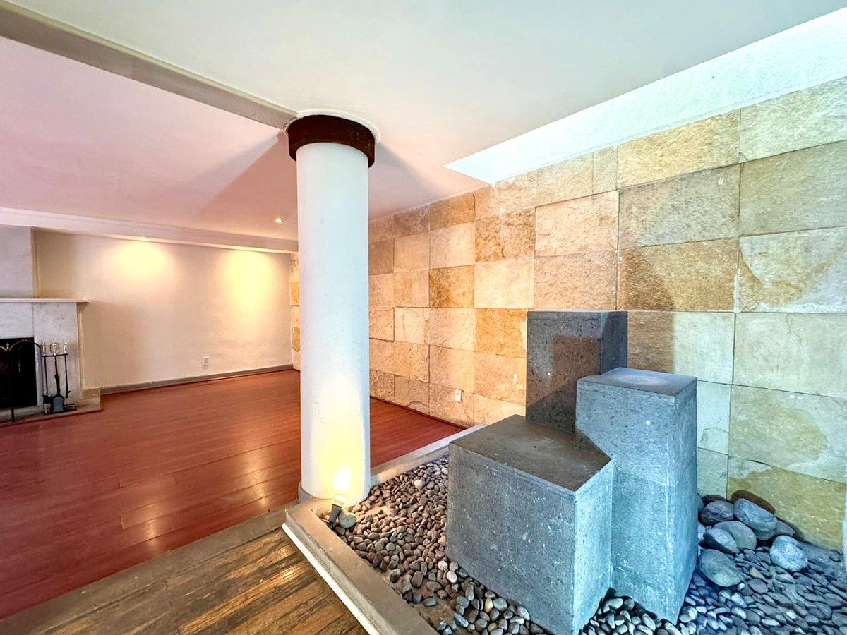 3 of 25: Fuente interna entre comedor y estancia