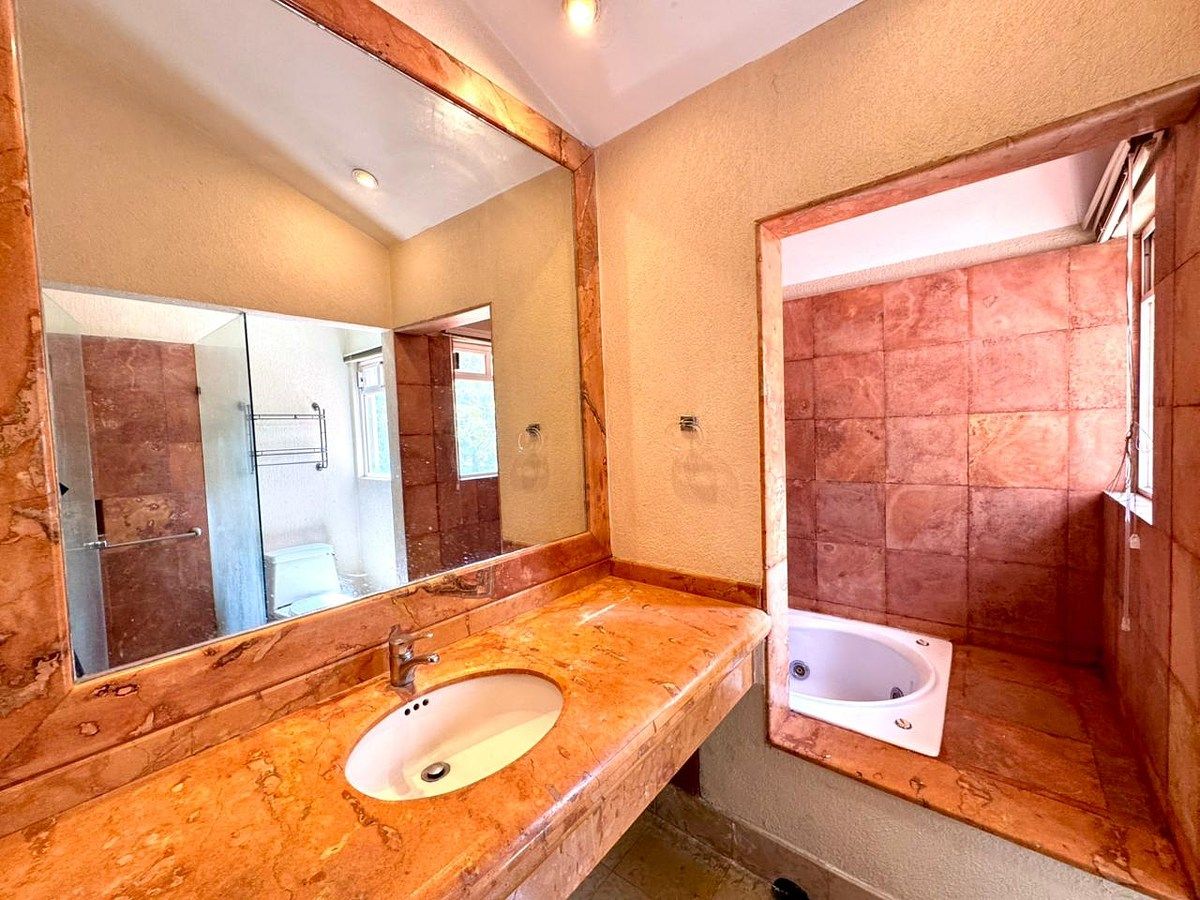8 of 25: Baño Principal