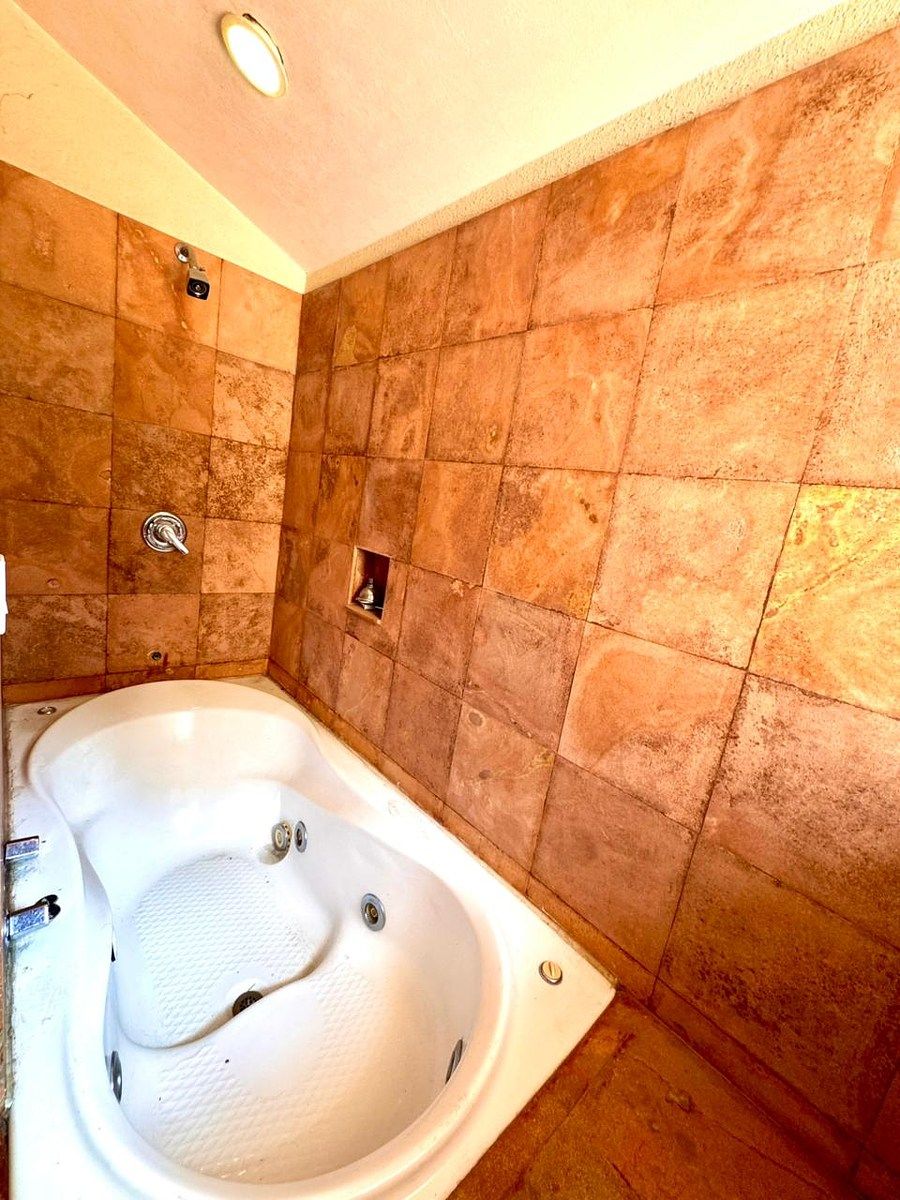 9 of 25: Jacuzzi Baño Principal