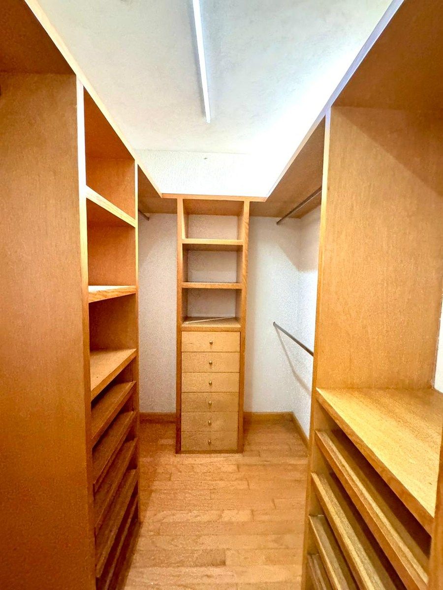 10 of 25: Vestidor Recámara Principal