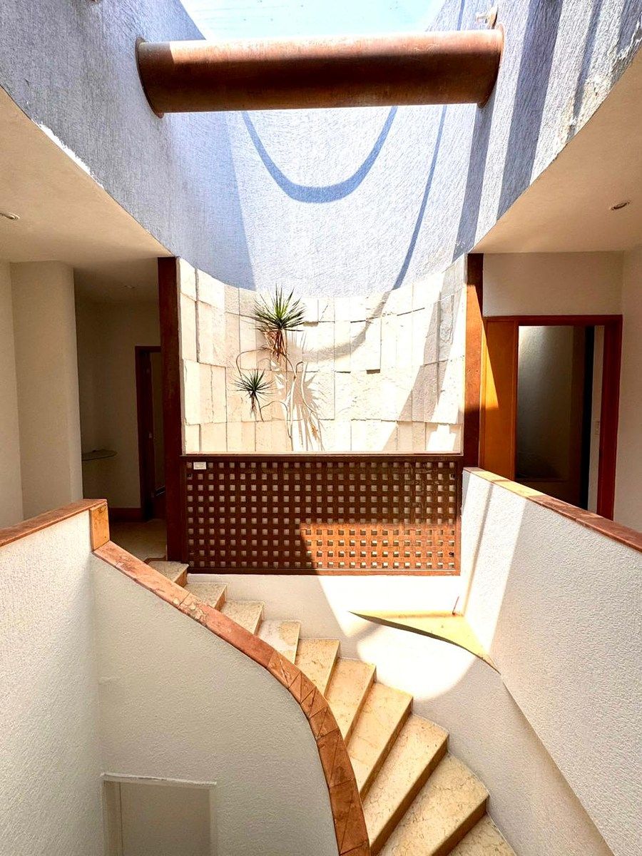 16 of 25: Área de conexión entre área social y privada.