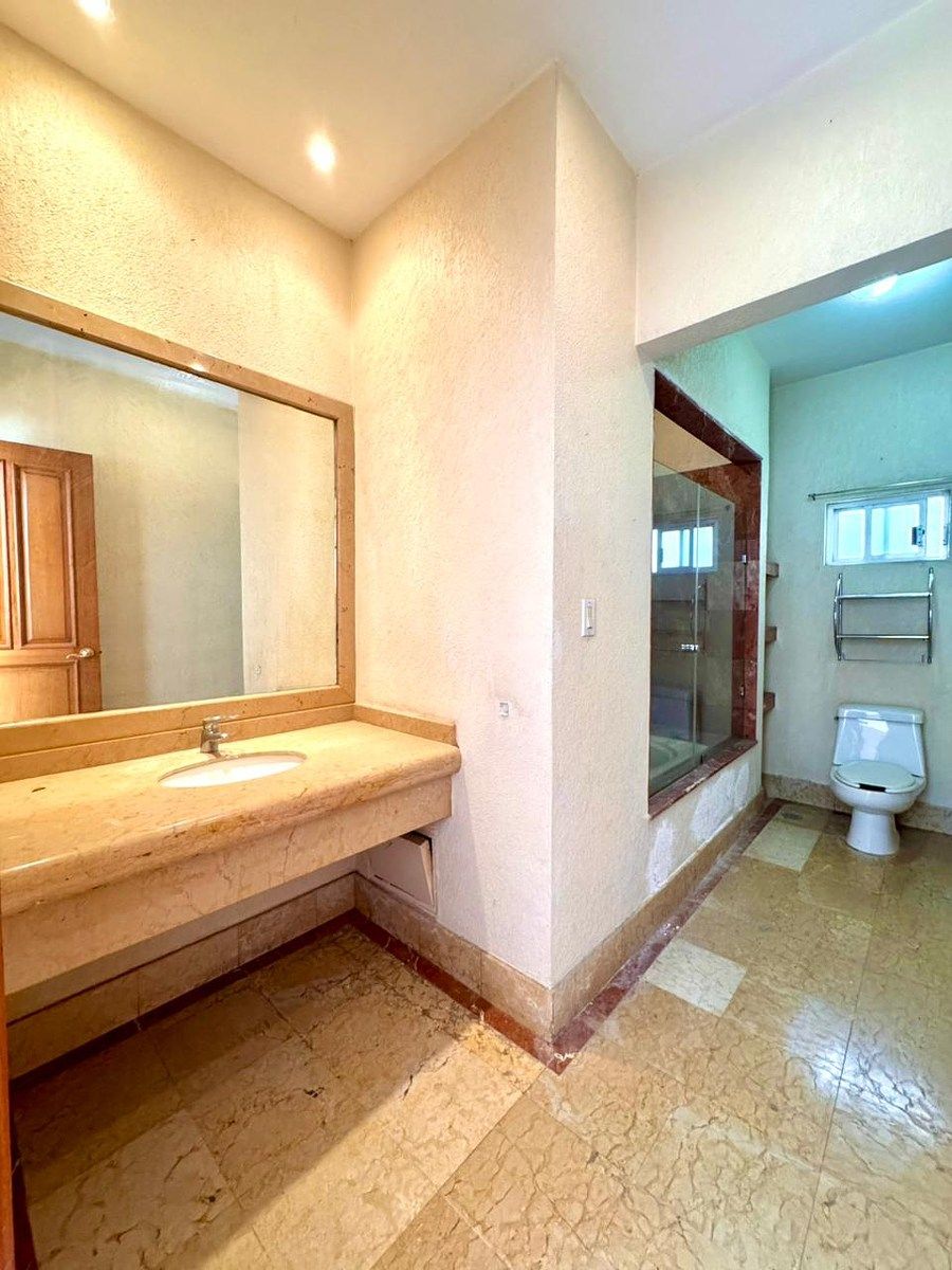 15 of 25: Baño Completo Secundario