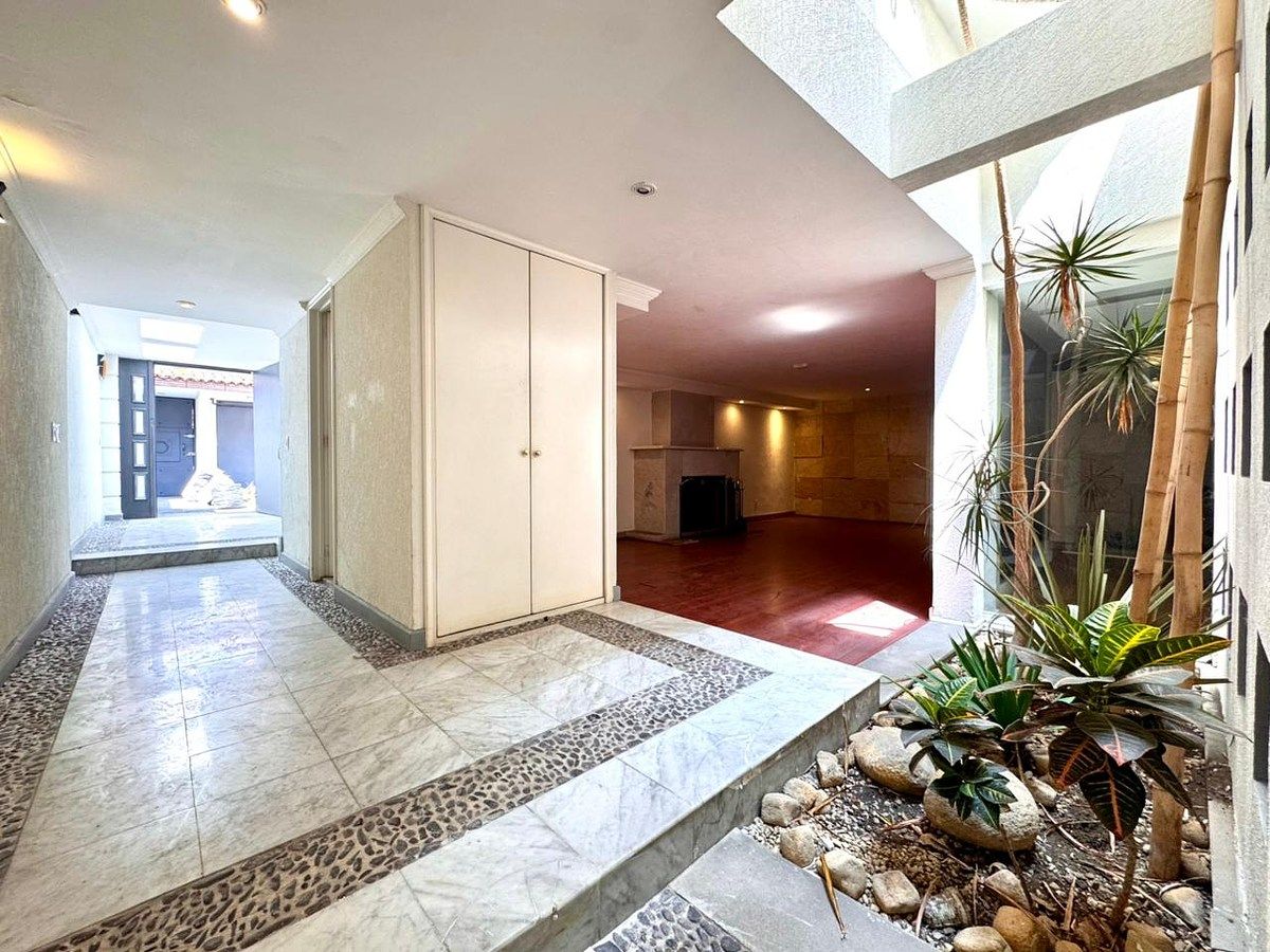 18 of 25: Residencia con luz natural a través de domos.