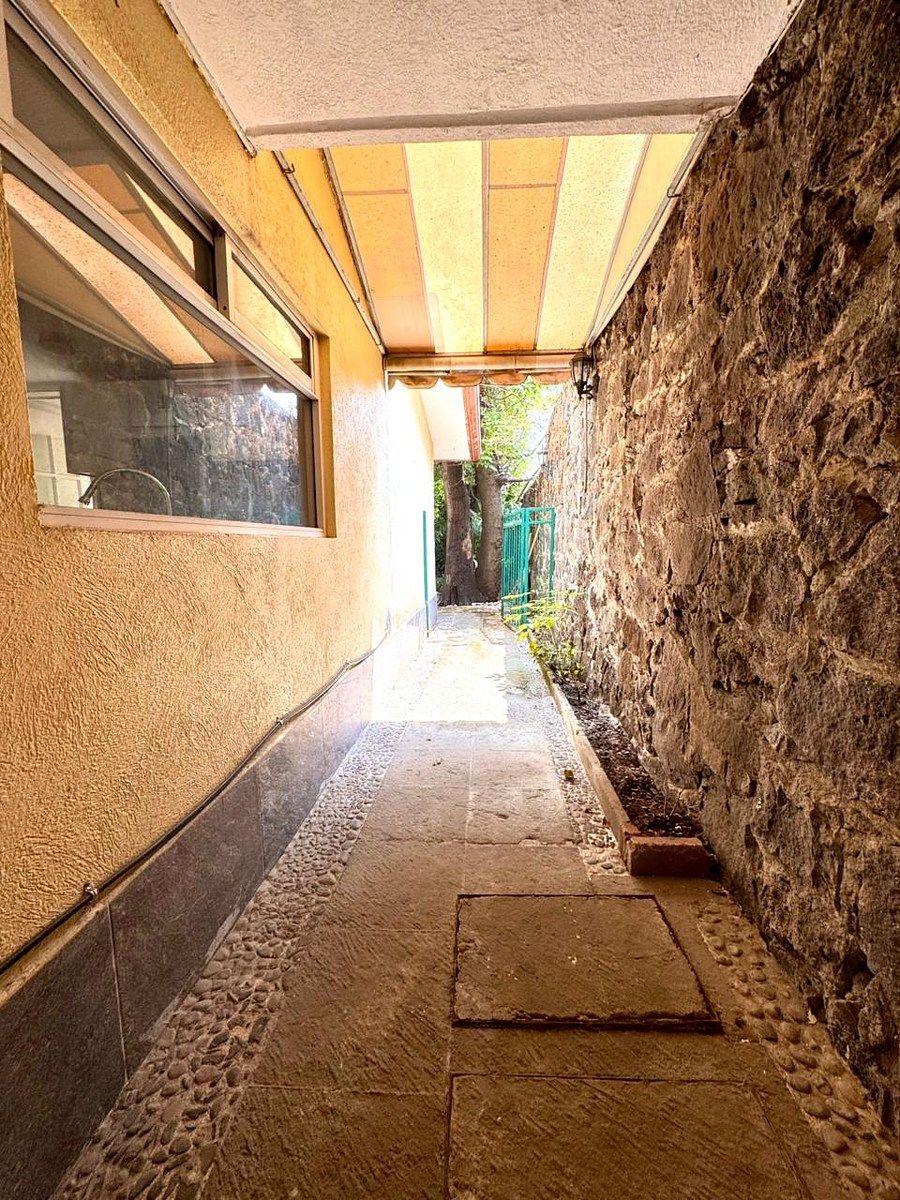 19 of 25: Pasillo al Jardín Trasero