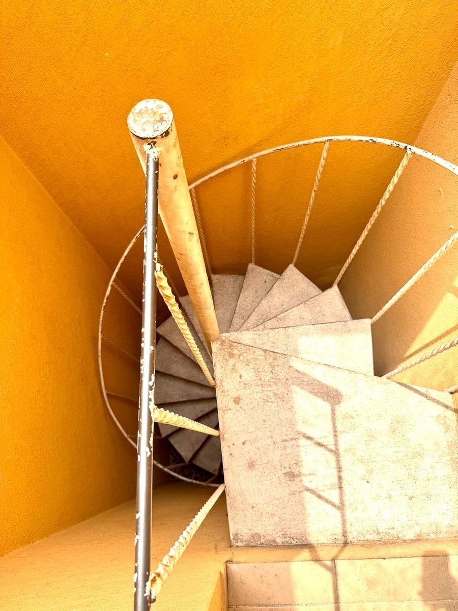 20 of 25: Escalera de Servicio