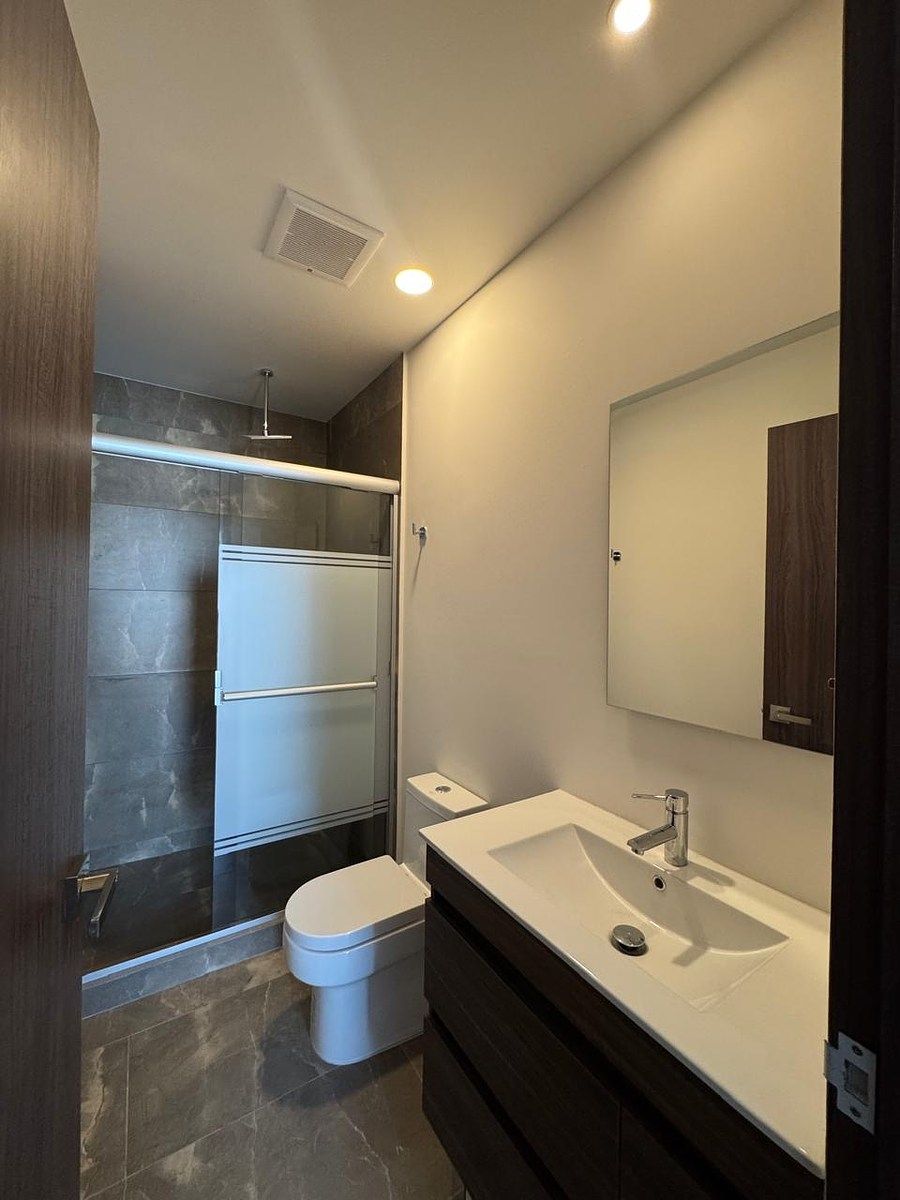 11 de 24: Baño Secundario