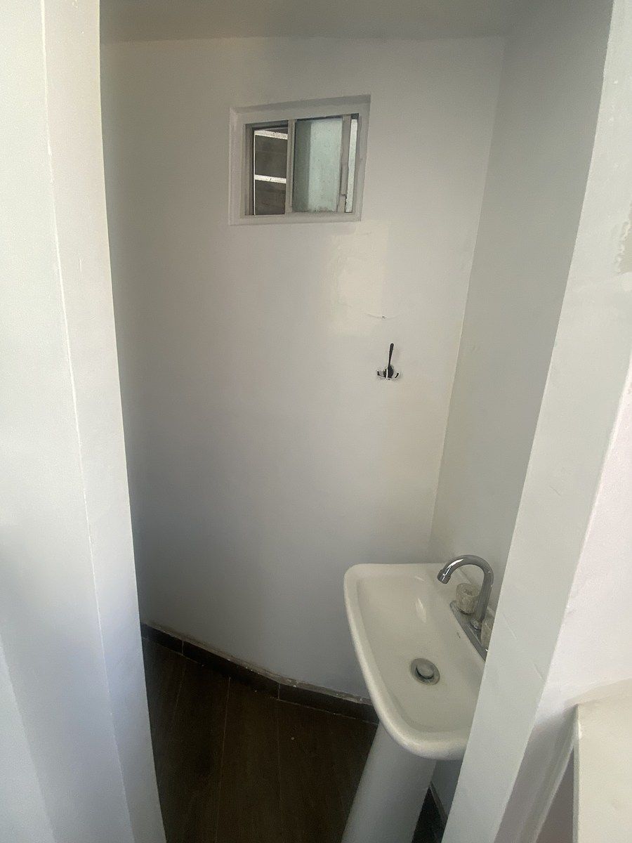 17 de 18: Medio baño de cuarto de servicio