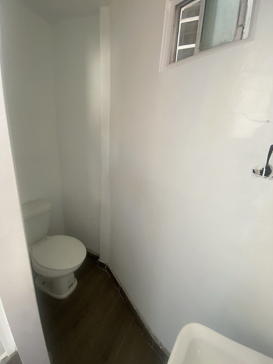 18 de 18: Medio baño de cuarto de servicio