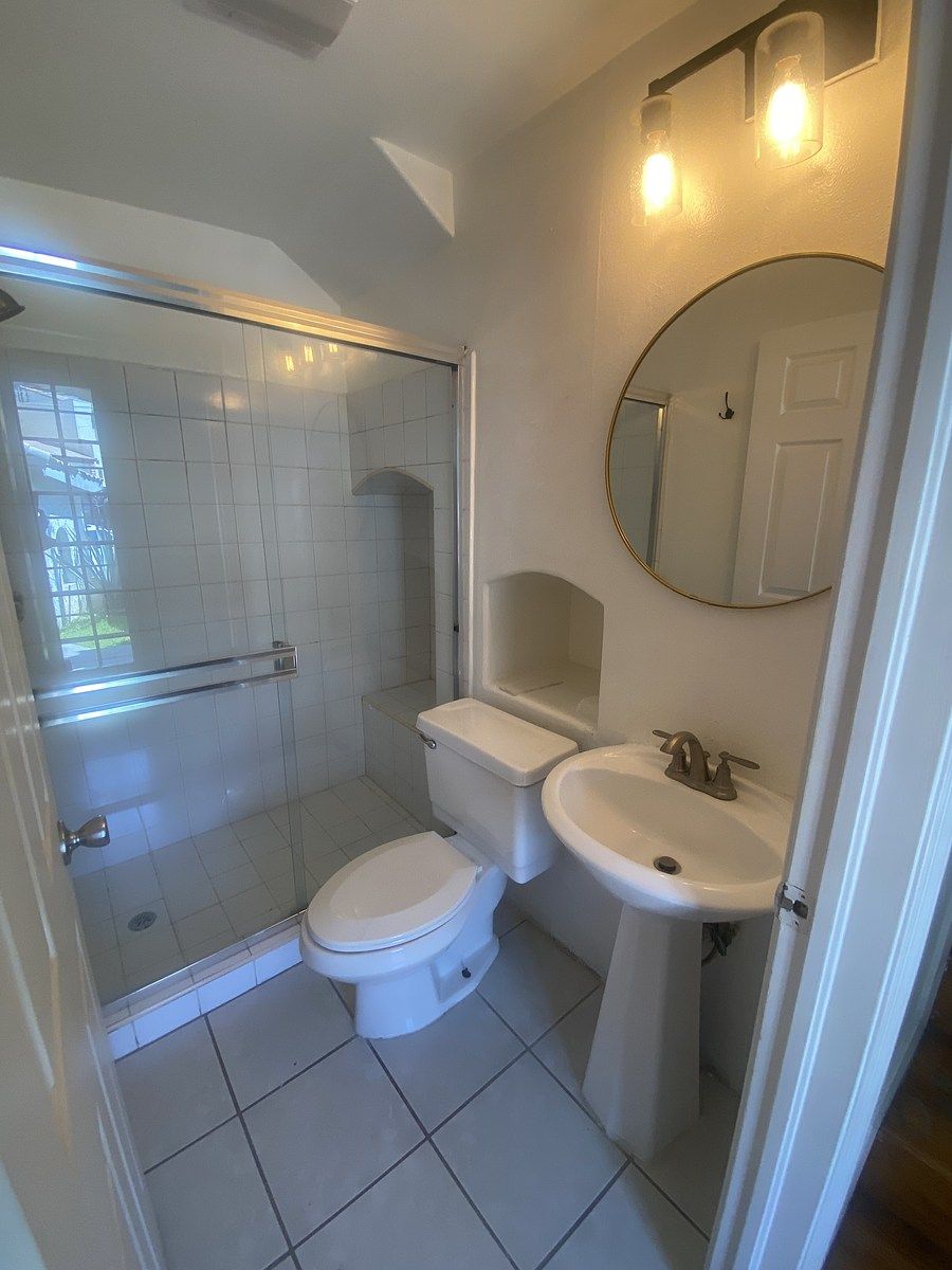 6 de 18: Baño completo en primer nivel