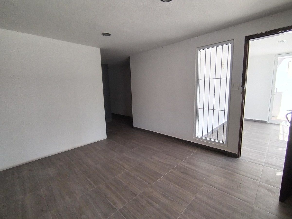 4 de 29: Sala y comedor y acceso a la cocina, habitaciones y baño