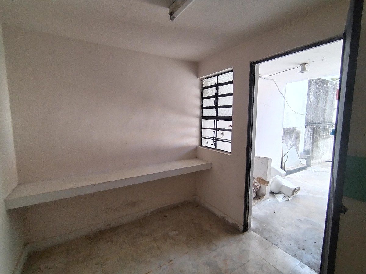 7 de 29: Cocina y acceso a la parte trasera del edificio