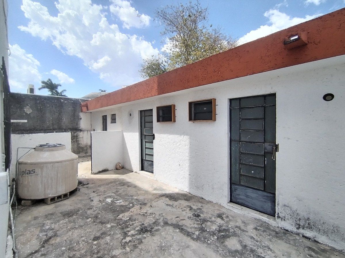 25 de 29: Parte trasera con 3 pequeños cuartos o bodegas