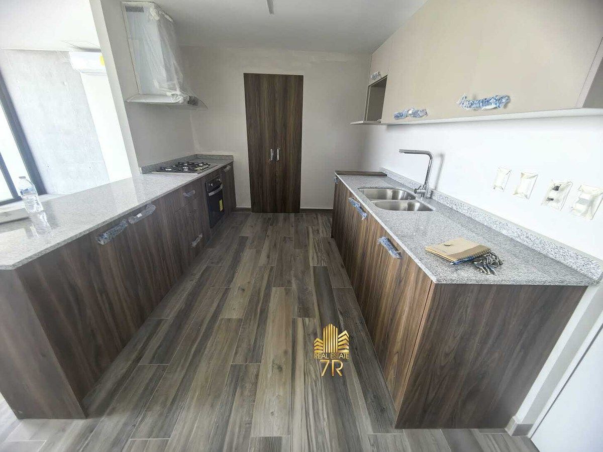 4 de 31: Cocina y área de lavado al fondo