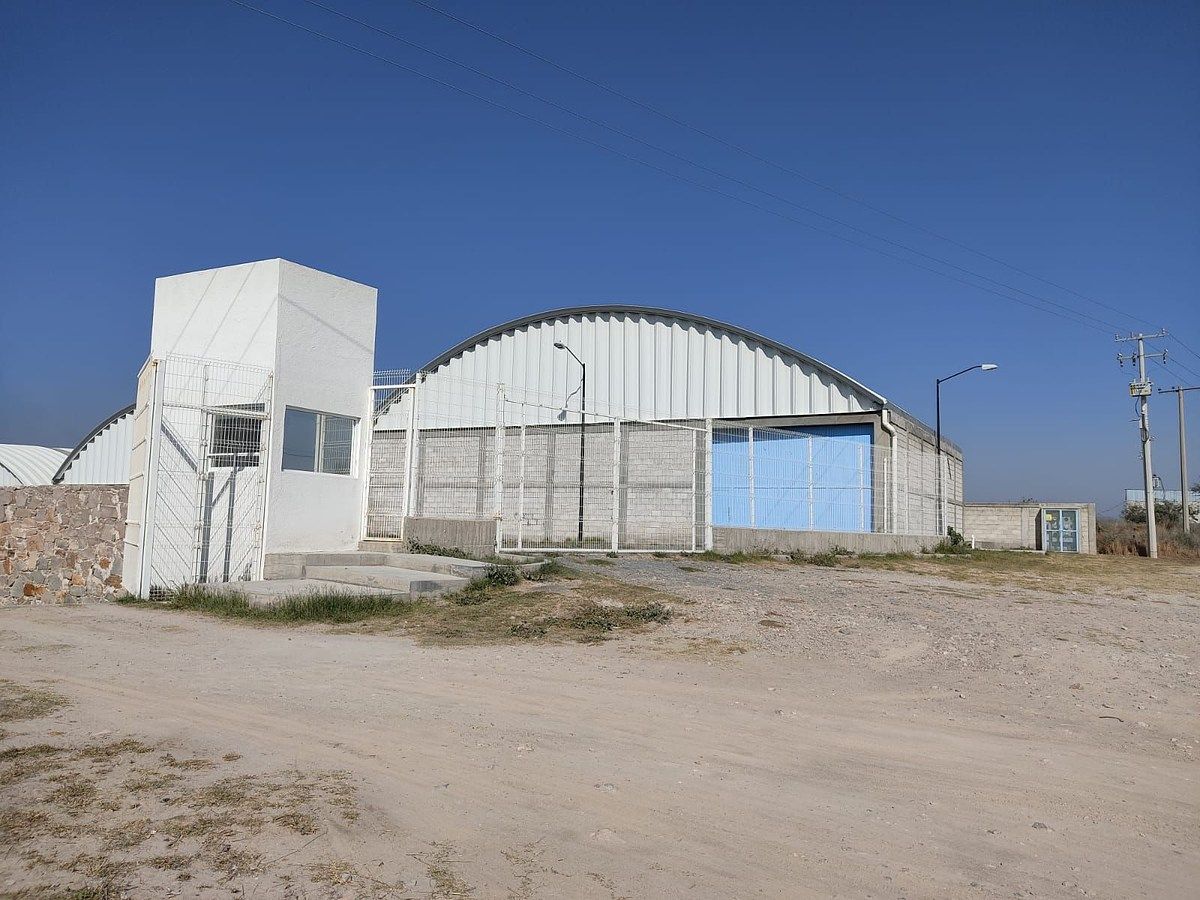 1 de 19: Exterior Bodega y Caseta de Vigilancia