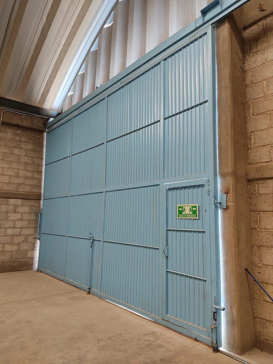 7 de 19: Portón con puerta peatonal vista lateral interior  6 x 4.8