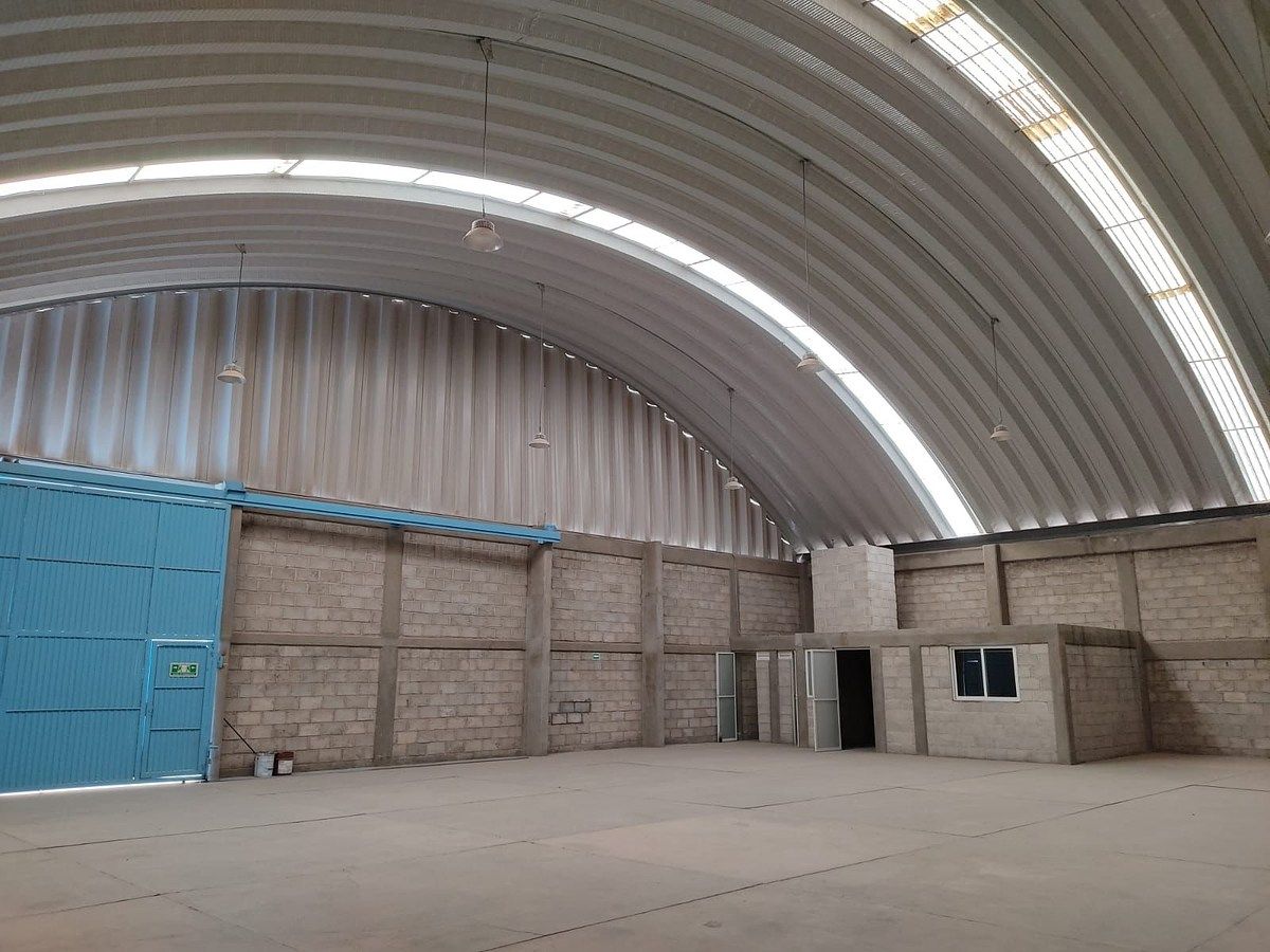 8 de 19: Interior Bodega y vista oficinas