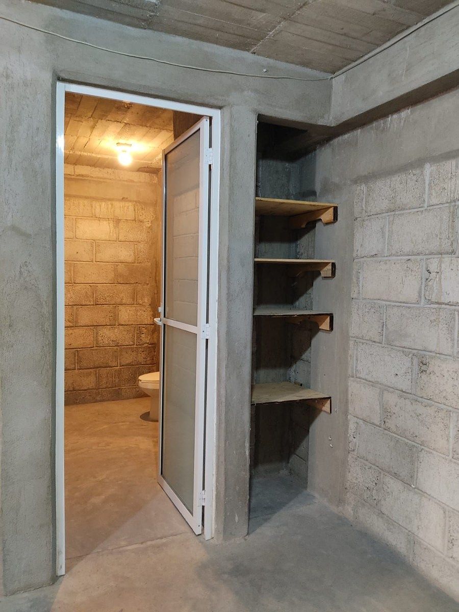 11 de 19: Entrada a medio baño oficina 1