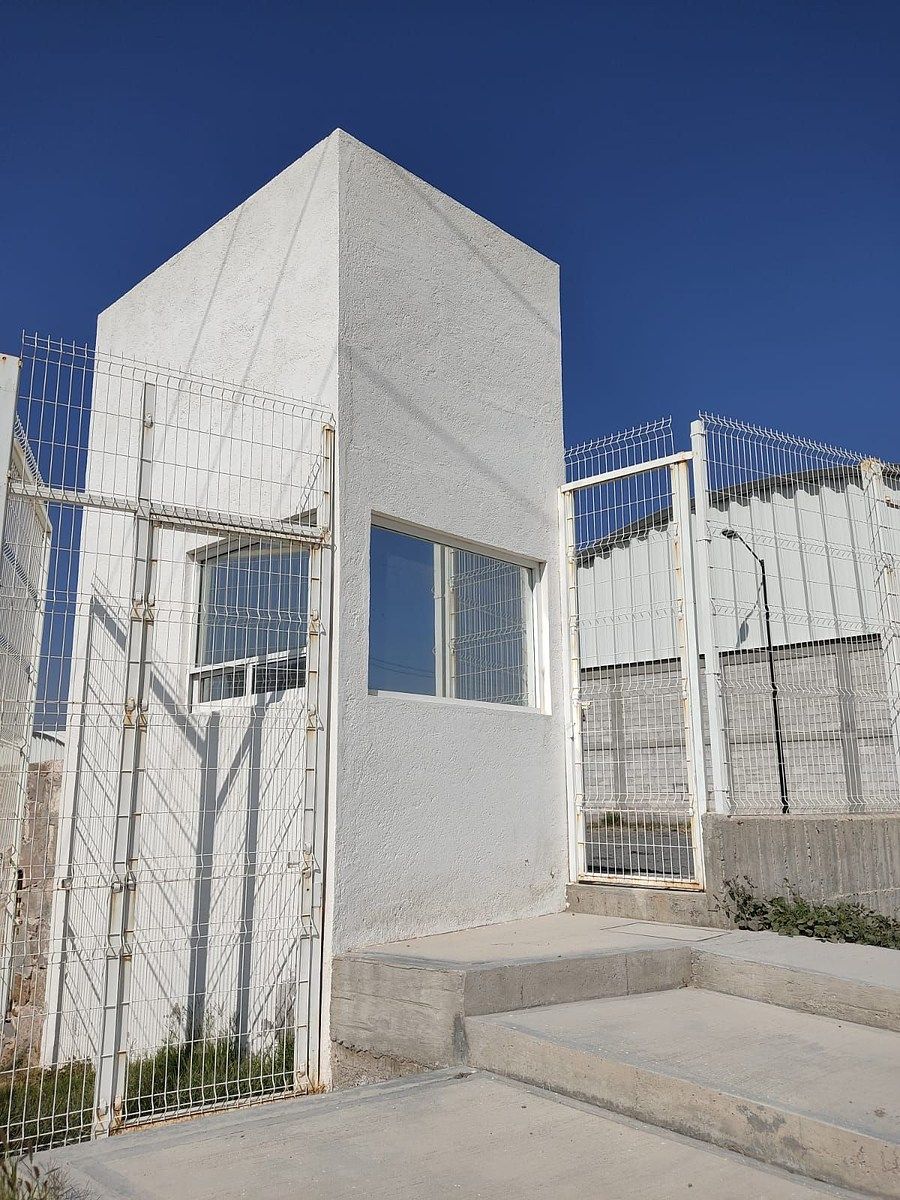 17 de 19: Caseta de Vigilancia y entrada peatonal