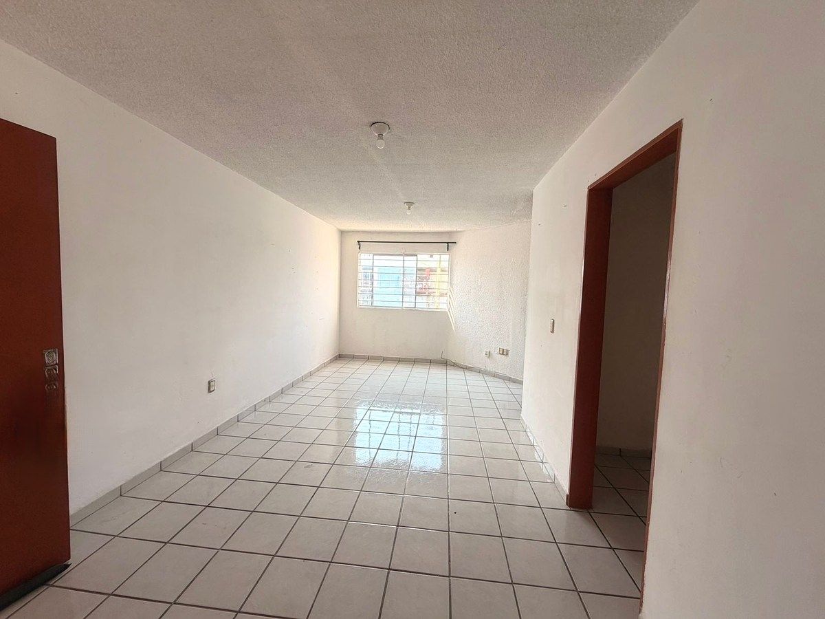 2 de 13: Sala y entrada a cocina