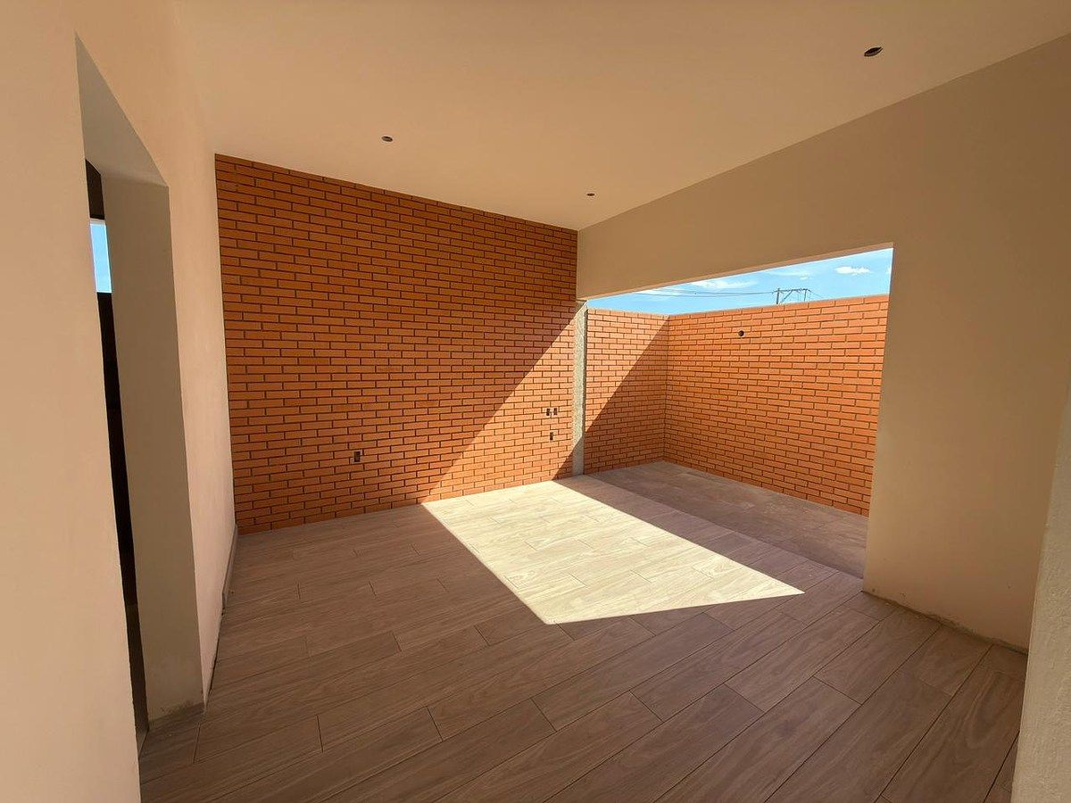 10 of 18: recamara secundaria con area de balcon