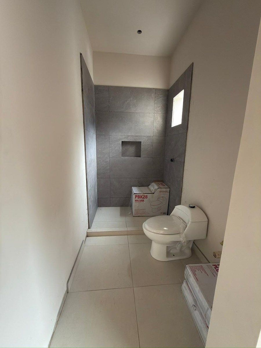 12 of 18: baño  completo