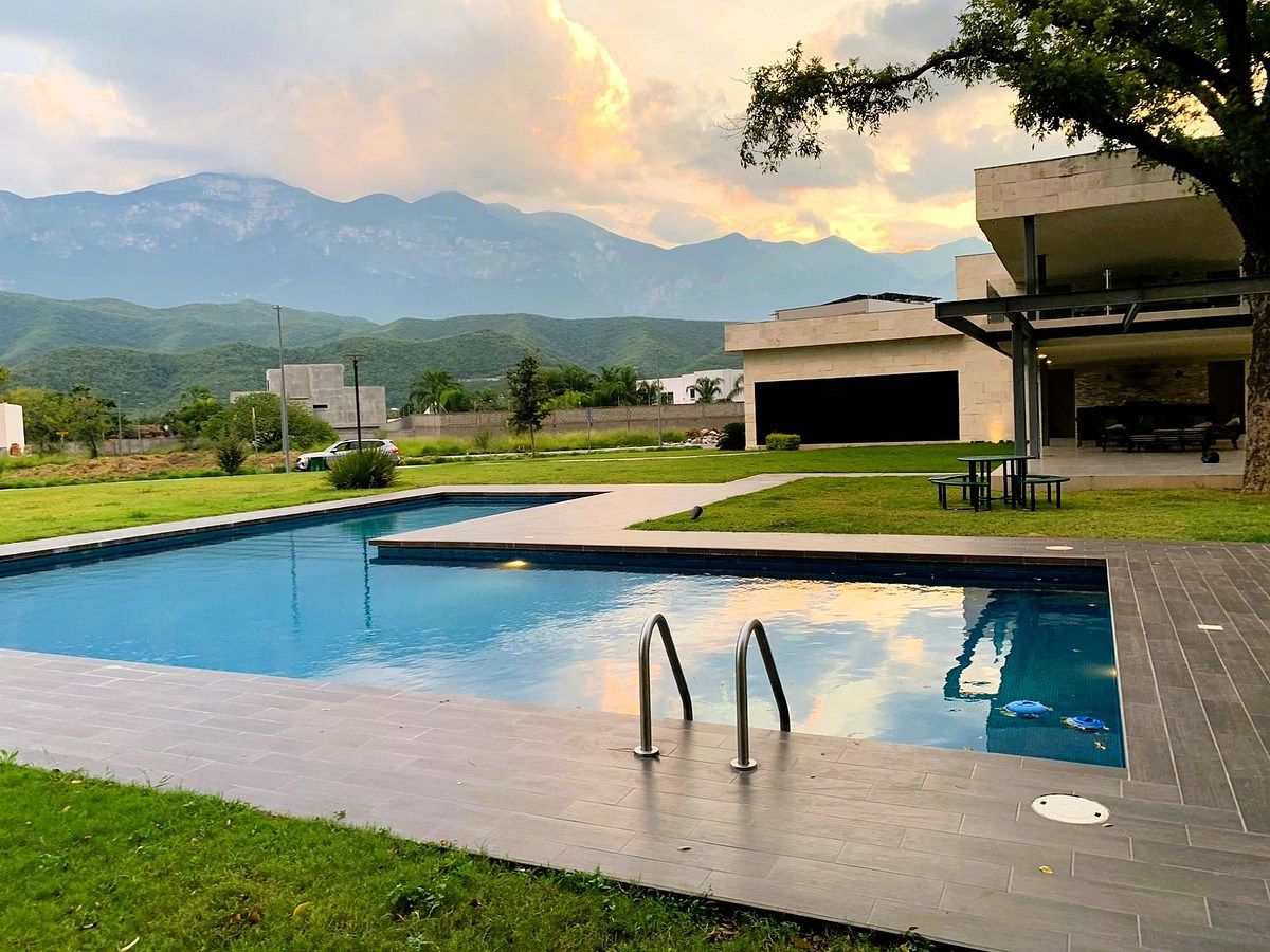 9 of 12: Alberca Casa Club