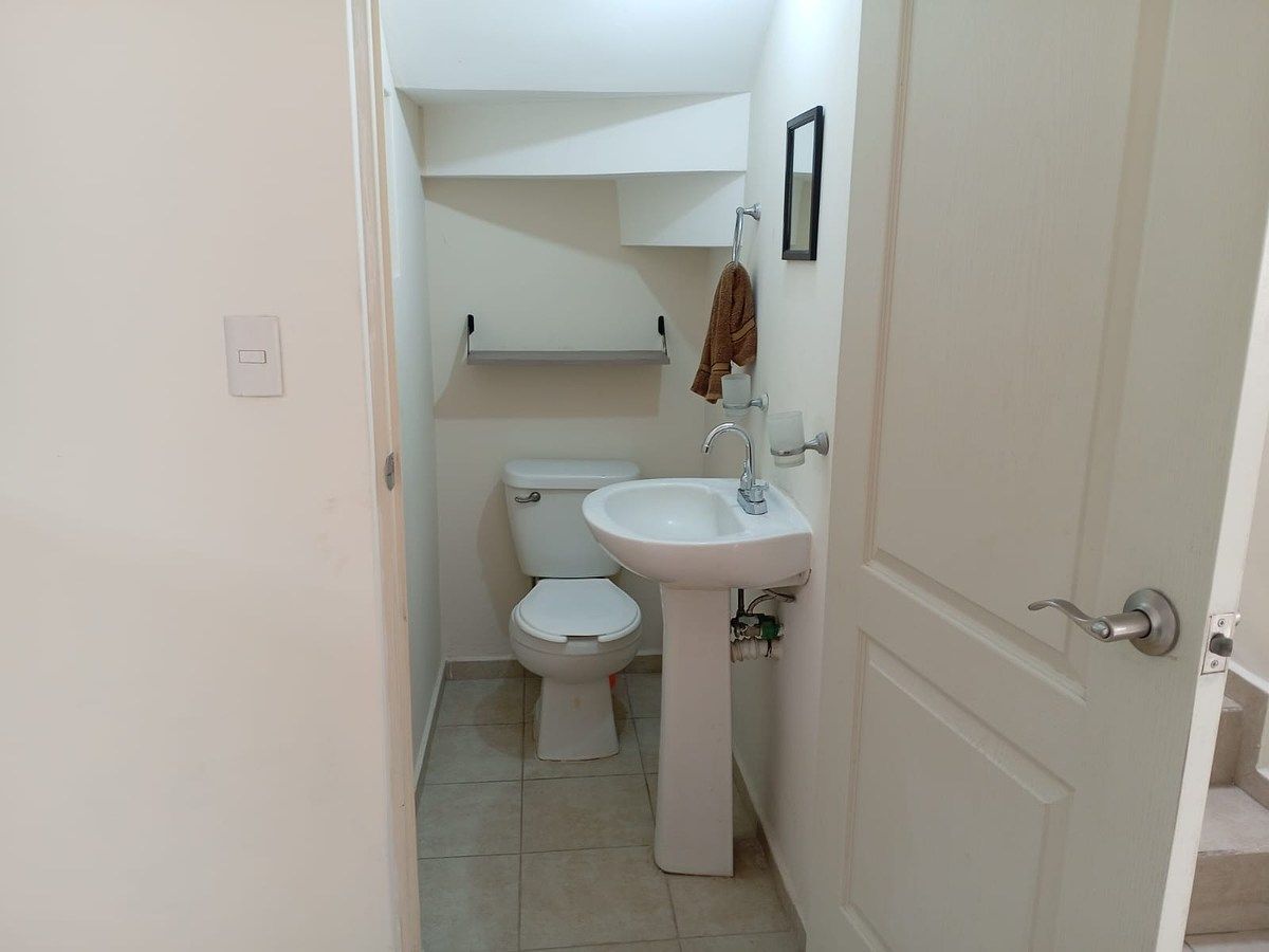 10 de 23: MEDIO BAÑO