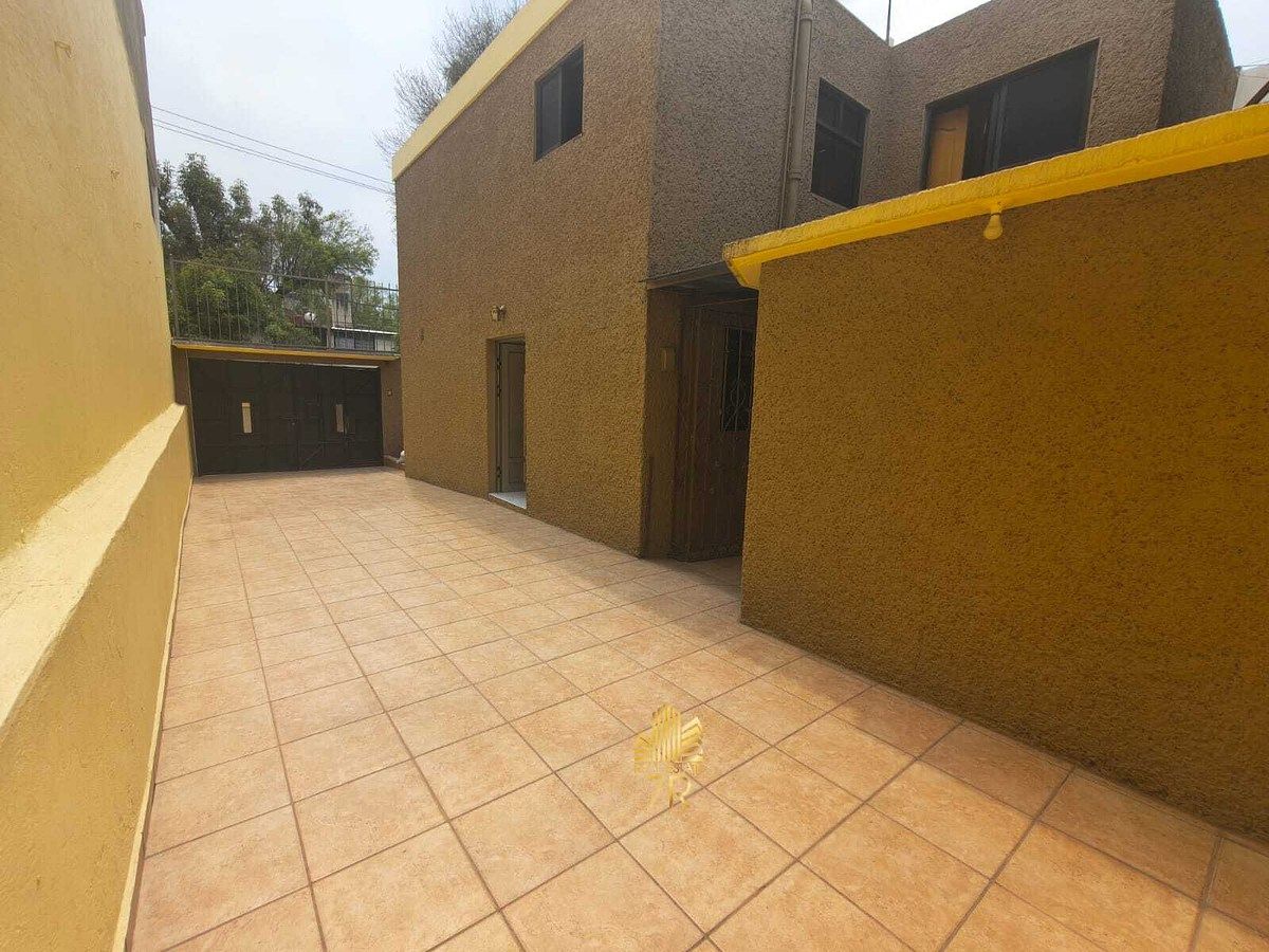 1 de 29: Fachada y área de estacionamiento