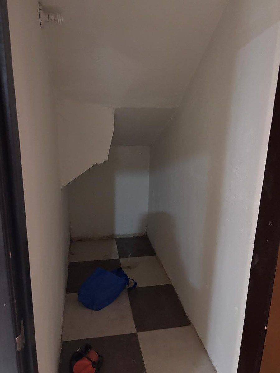 12 de 18: BODEGA BAJO ESCALERA