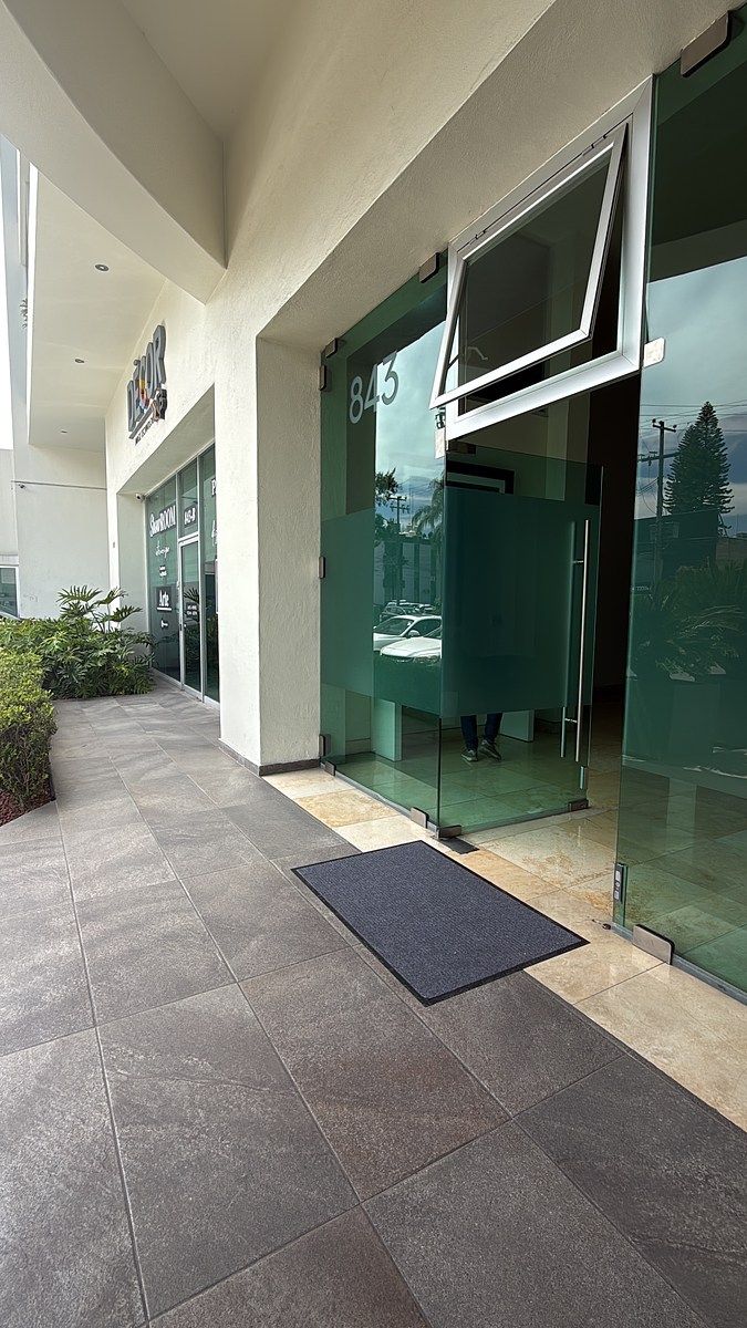 39 de 45: Ingreso peatonal al lobby