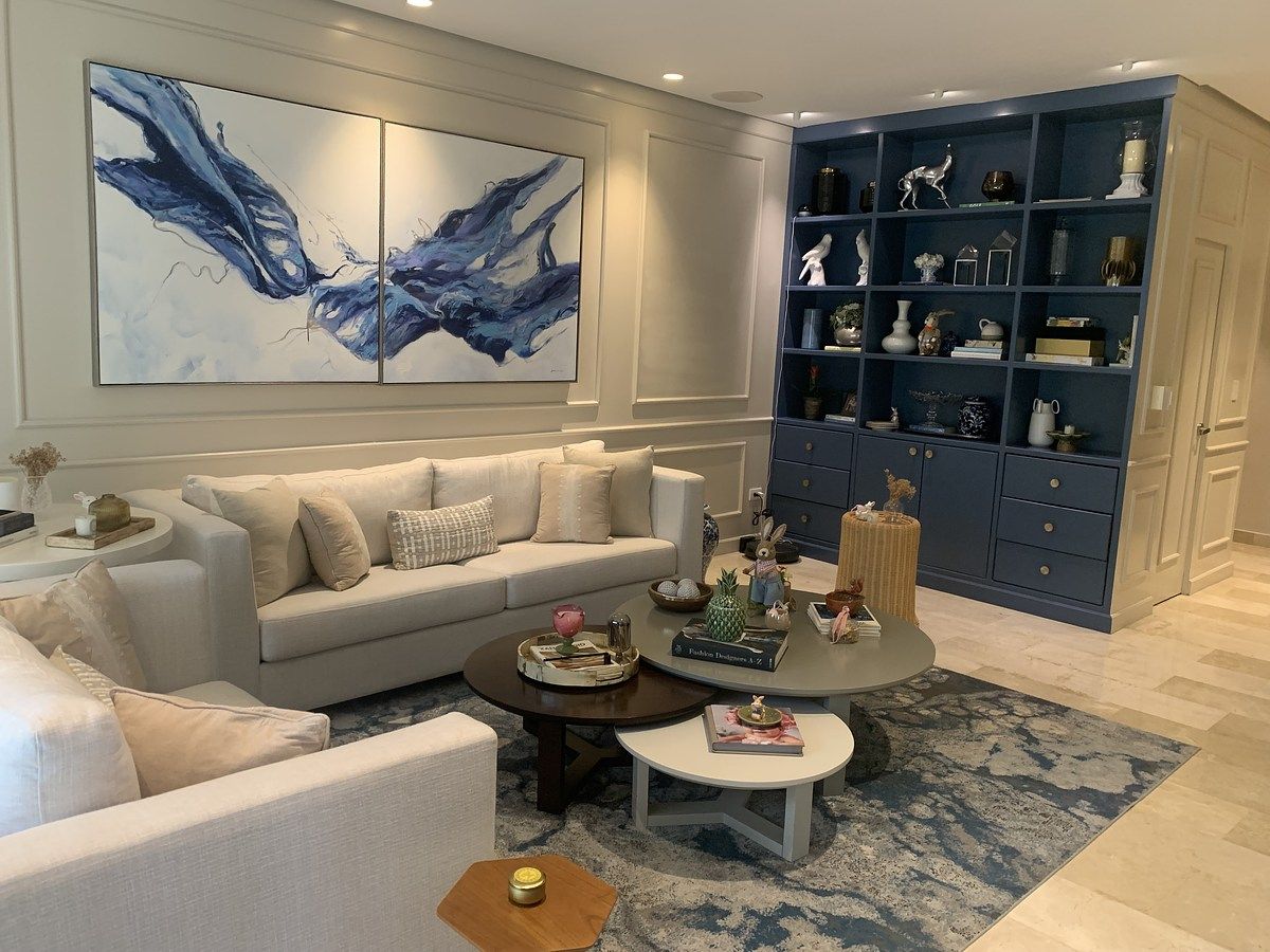 2 de 22: Sala con mueble empotrado