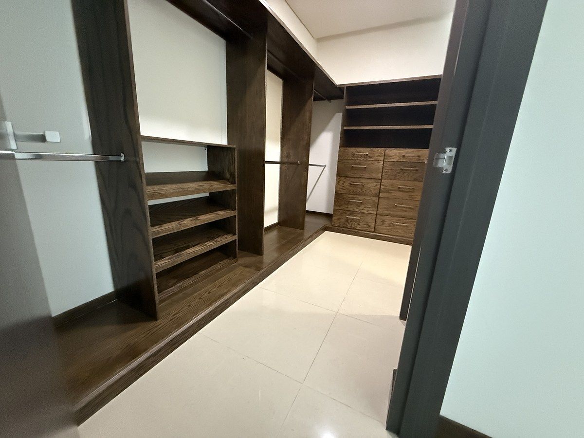 18 of 26: Closet recamara principal