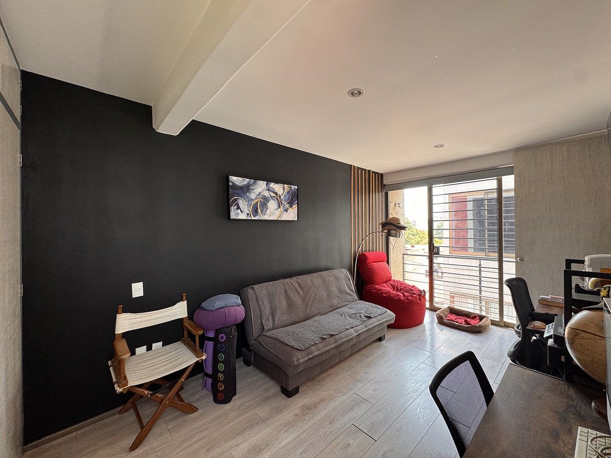 15 of 39: Recámara secundaria con balcón