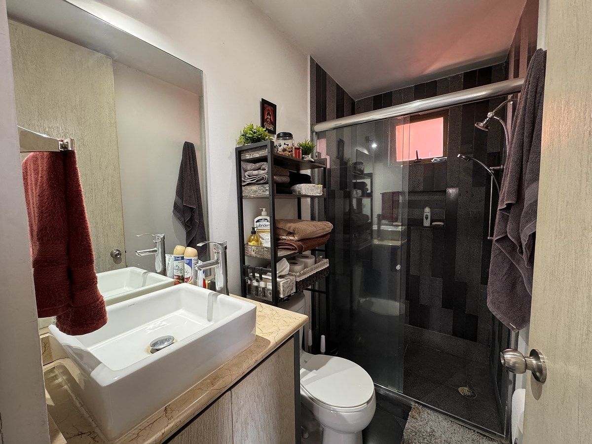 18 of 39: Baño de recámara secundaria