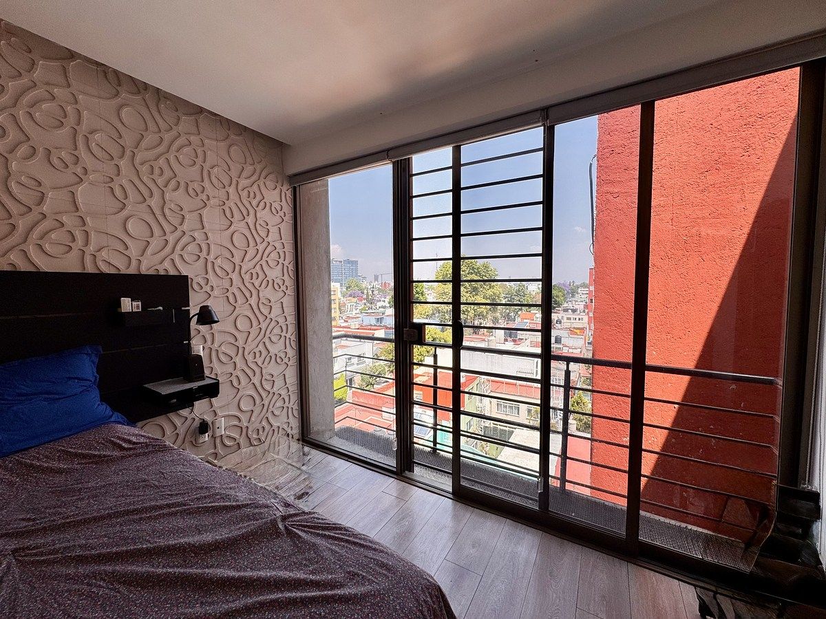 20 of 39: Recámara principal con balcón