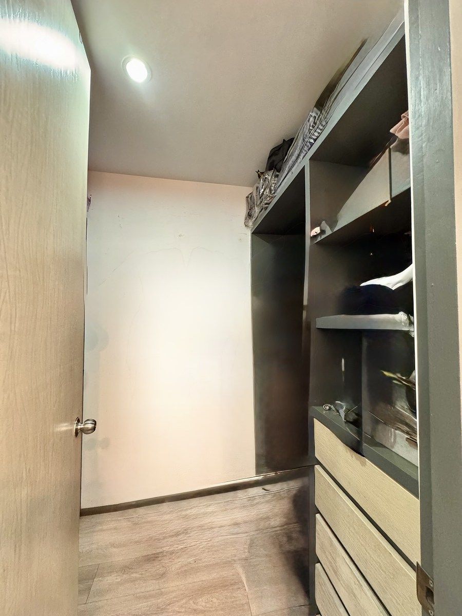 23 of 39: Walking clóset de recámara principal