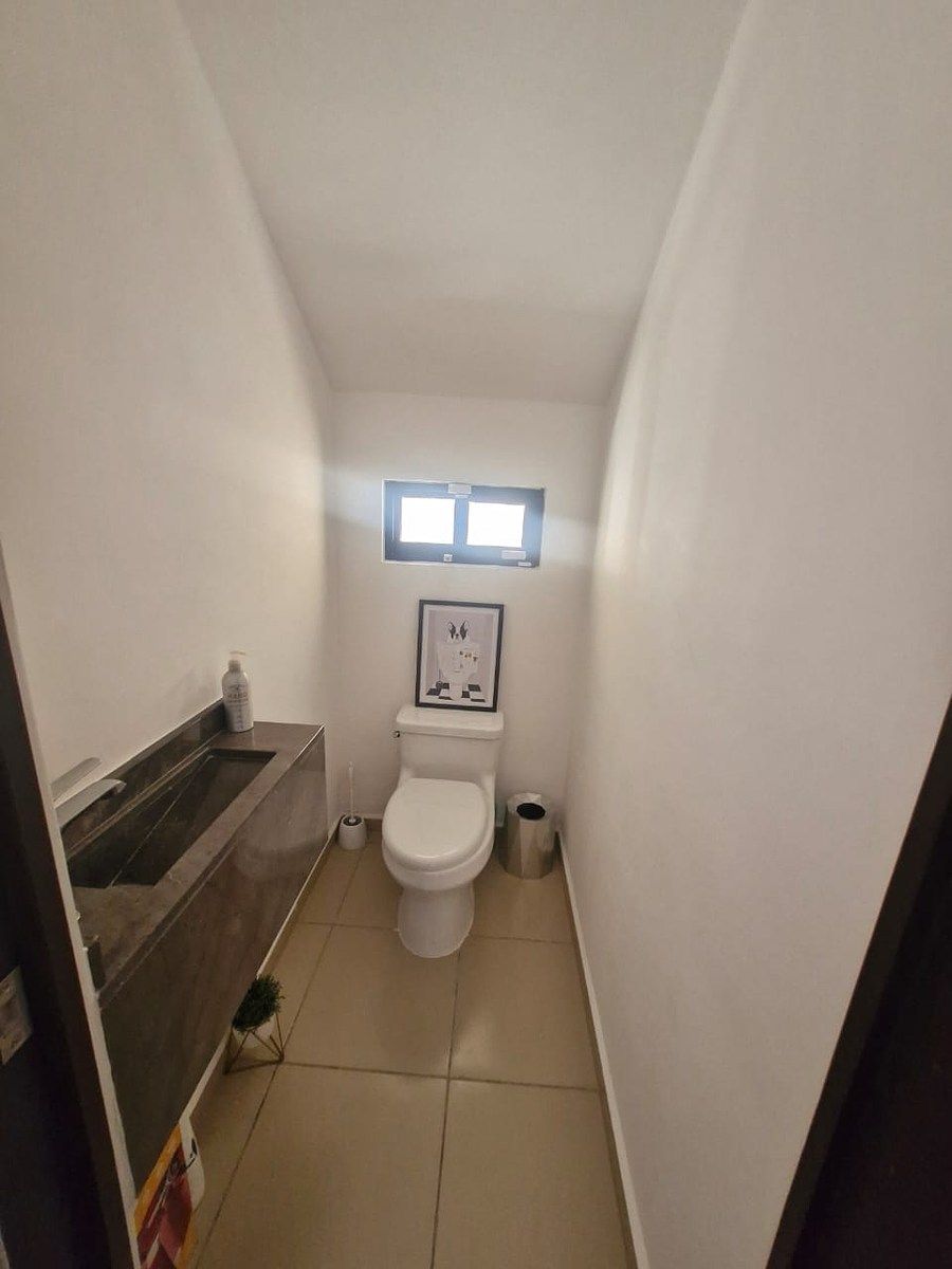 9 of 22: BAÑO DE VISITAS