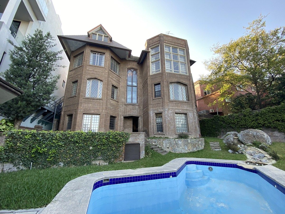 1 de 21: Fachada posterior