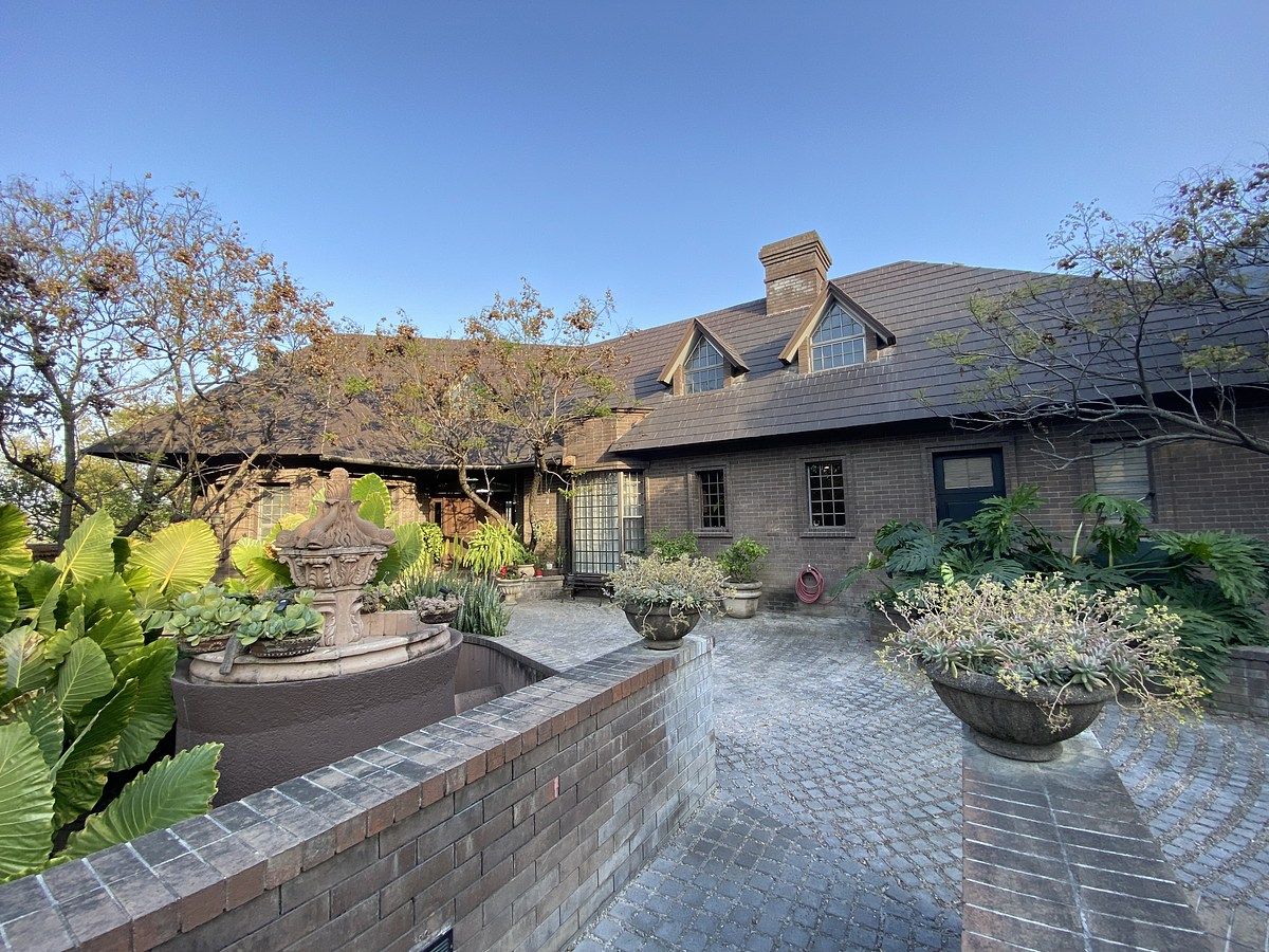 2 de 21: Fachada frontal