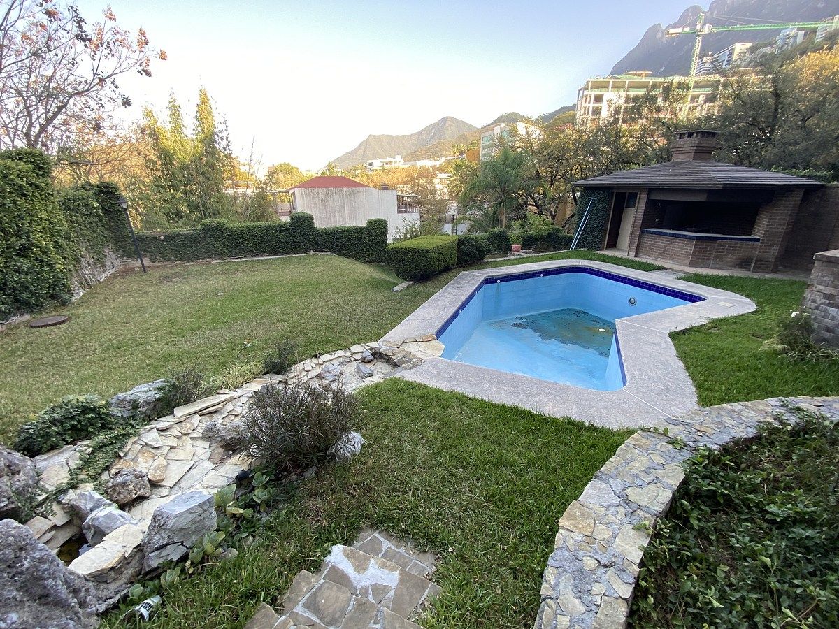 21 de 21: Jardín, alberca y palapa